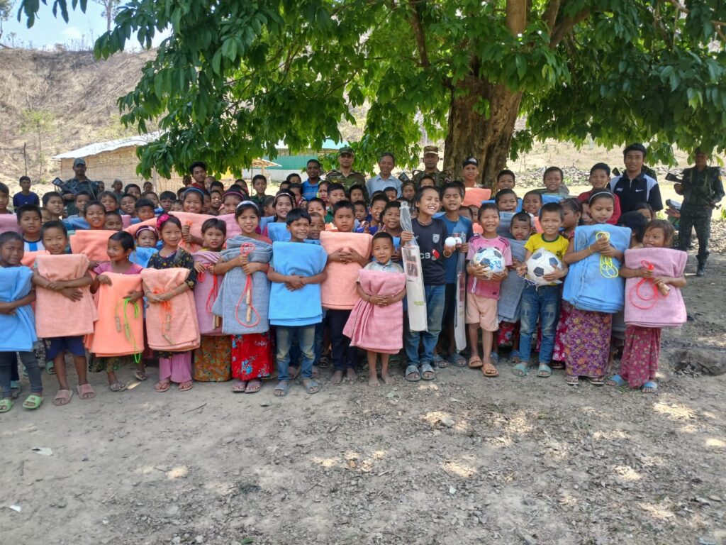 দুর্গম পাহাড়ে আলীকদম সেনা জোনের মানবিক সহায়তা: শিক্ষার্থীদের মাঝে শিক্ষা ও ক্রীড়া সামগ্রী বিতরণ