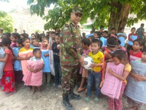 দুর্গম পাহাড়ে আলীকদম সেনা জোনের মানবিক সহায়তা: শিক্ষার্থীদের মাঝে শিক্ষা ও ক্রীড়া সামগ্রী বিতরণ