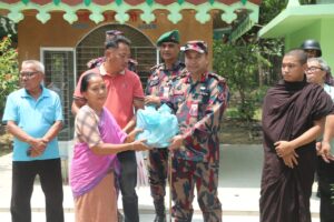 বিজু উৎসব উপলক্ষে বাঘাইছড়িতে বিজিবির সহায়তা, ৮০ পরিবার পেল পোশাক ও খাদ্যসামগ্রী