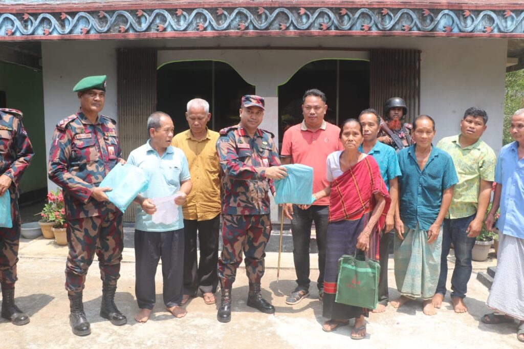 বিজু উৎসব উপলক্ষে বাঘাইছড়িতে বিজিবির সহায়তা, ৮০ পরিবার পেল পোশাক ও খাদ্যসামগ্রী