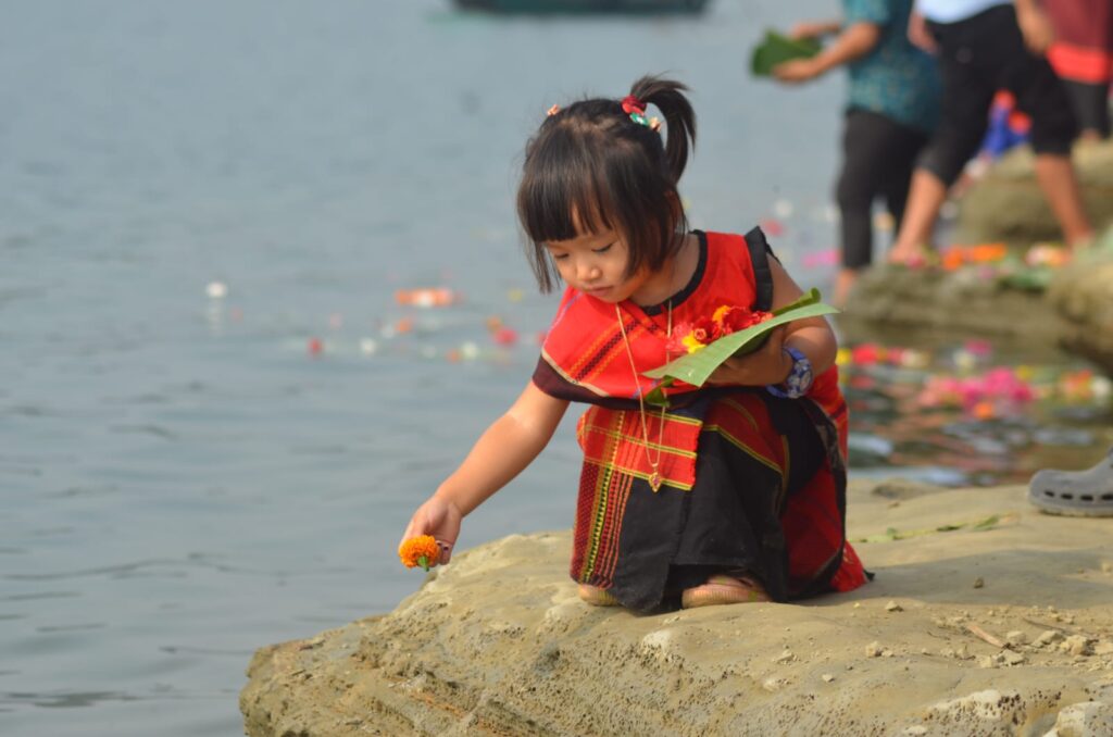 কাপ্তাই হ্রদে ভাসলো ‘ফুল বিজু’, বর্ষবিদায়ের উৎসবে মুখর রাঙামাটি