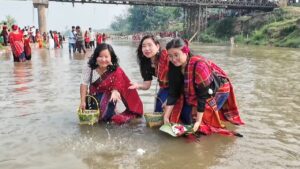ফুল বিজুতে শুরু পাহাড়ের বর্ষবরণ উৎসব, মাইনী নদীতে প্রার্থনায় মঙ্গলকামনা