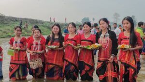 ফুল বিজুতে শুরু পাহাড়ের বর্ষবরণ উৎসব, মাইনী নদীতে প্রার্থনায় মঙ্গলকামনা