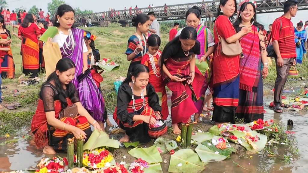 ফুল বিজুতে শুরু পাহাড়ের বর্ষবরণ উৎসব, মাইনী নদীতে প্রার্থনায় মঙ্গলকামনা