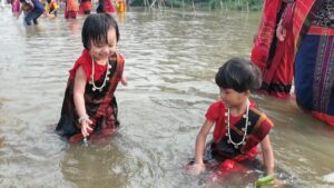 ফুল বিজুতে শুরু পাহাড়ের বর্ষবরণ উৎসব, মাইনী নদীতে প্রার্থনায় মঙ্গলকামনা