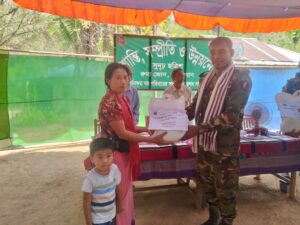 রুমায় বম সম্প্রদায়ের মাঝে খাদ্য সহায়তা ও চিকিৎসা সেবা প্রদান করল সেনাবাহিনী