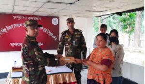 সাংগ্রাই ও বিজু উপলক্ষে বান্দরবানে পাহাড়ি জনগোষ্ঠীর মাঝে সেনাবাহিনীর উপহার বিতরণ