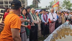 মৈত্রী পানি বর্ষণ আর সাংস্কৃতিক আয়োজনে বান্দরবানে সাংগ্রাই উৎসবে মাতোয়ারা মারমা সম্প্রদায়