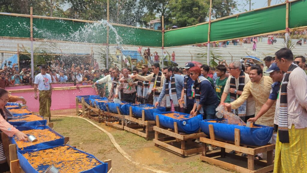 মারমা জনগোষ্ঠীর জলোৎসবের মাধ্যমে রাঙামাটিতে শেষ হল বর্ষবিদায় ও বরণ আয়োজন