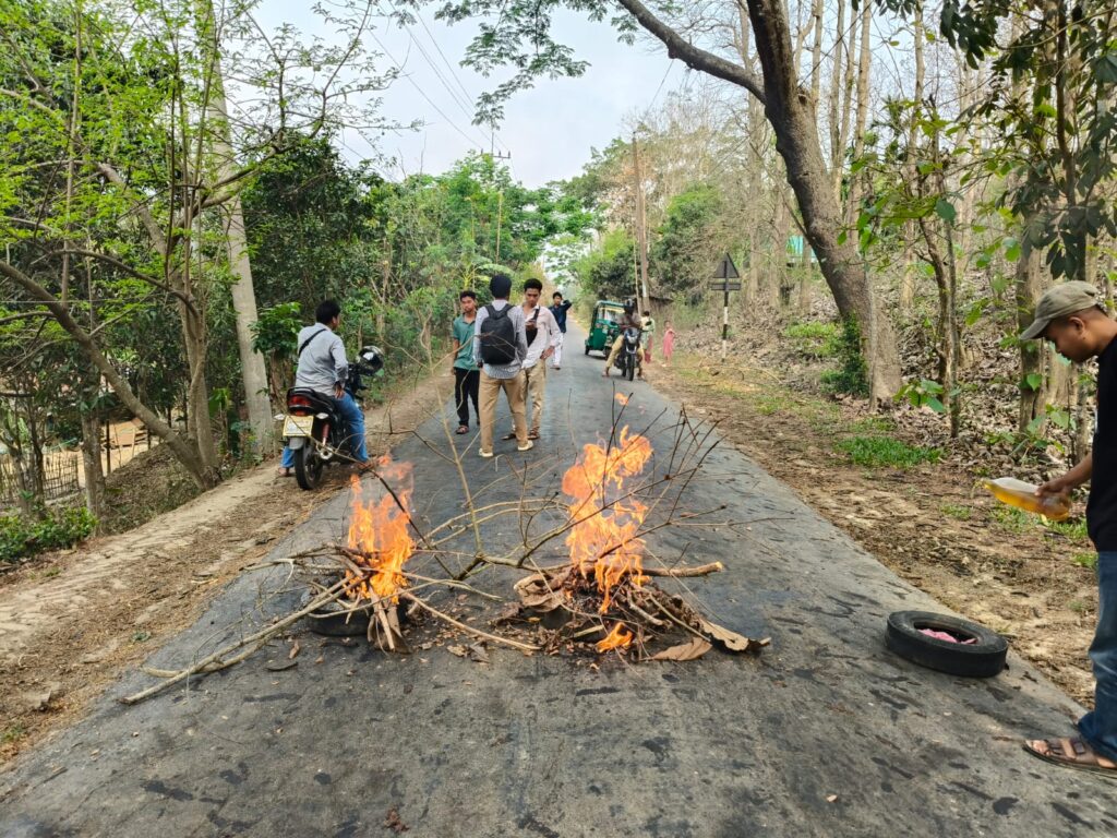 রাঙামাটিতে অবরোধের নামে সড়কে প্রতিবন্ধকতা ইউপিডিএফের, জনজীবন স্থবির