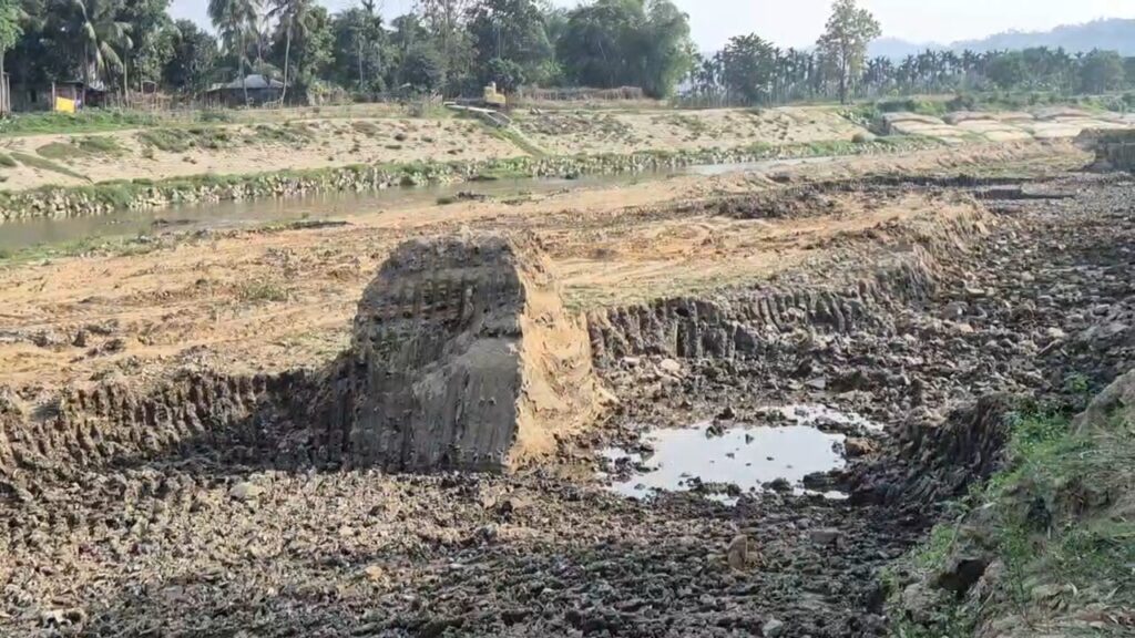 বন্ধ ঘোষণার পরও চেঙ্গী নদী থেকে বালু উত্তোলন, তিনজনের কারাদণ্ড