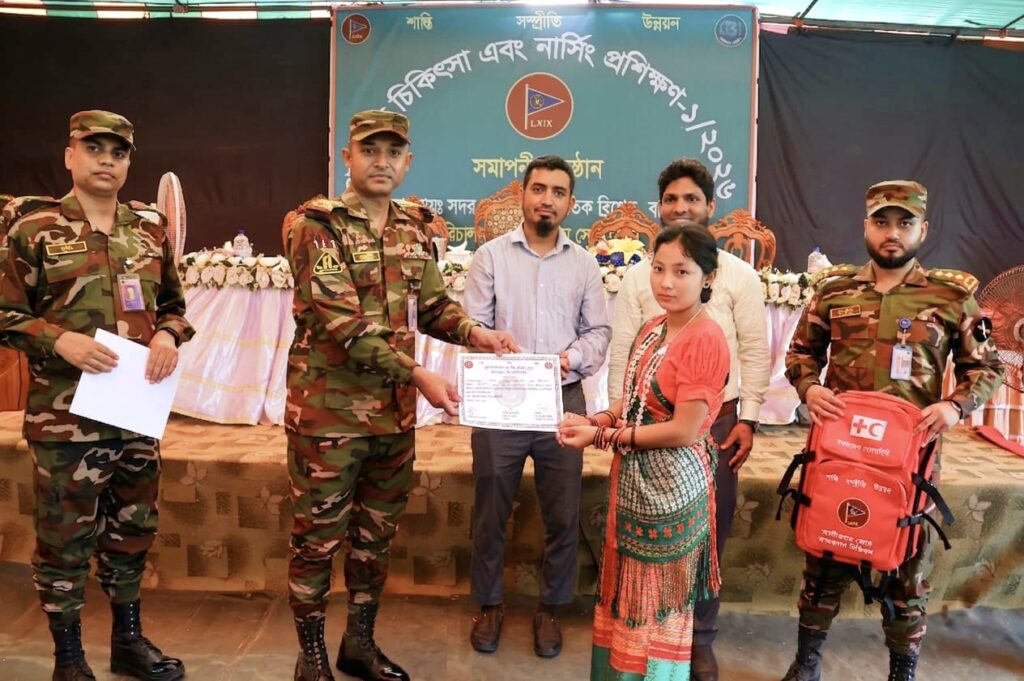 দুর্গম পাহাড়ে স্বাস্থ্যসেবায় নতুন দিগন্ত: আলীকদমে প্রাথমিক চিকিৎসা ও নার্সিং প্রশিক্ষণের জাঁকজমকপূর্ণ সমাপ্তি