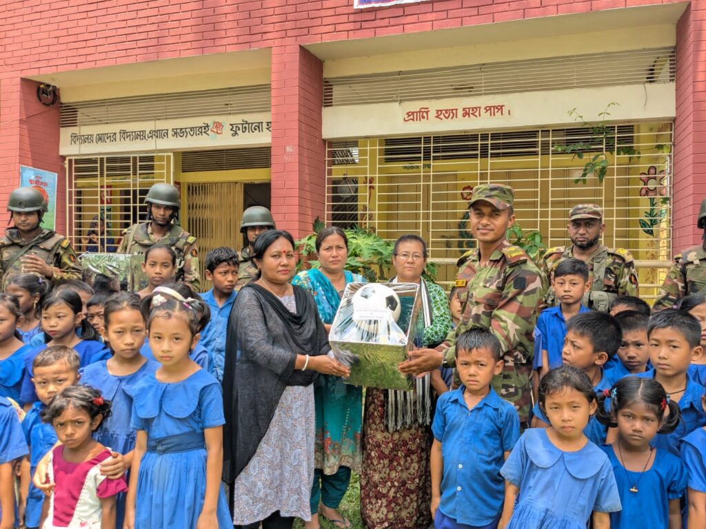 চৌংড়াছড়ি ও ধুমনীঘাট বিদ্যালয়ে ক্রীড়া সামগ্রী বিতরণ করল সেনাবাহিনীর মহালছড়ি জোন