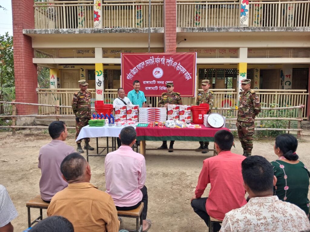 শুকরছড়ি প্রাথমিক বিদ্যালয়ে শিক্ষা সহায়ক সামগ্রী বিতরণ করল সেনাবাহিনীর রাঙামাটি জোন