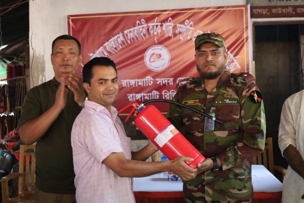 রাঙামাটিতে অগ্নি নিরাপত্তা জোরদারে সেনাবাহিনীর উদ্যোগ, ব্যবসায়ীদের মাঝে ২০টি অগ্নিনির্বাপক যন্ত্র বিতরণ