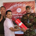 রাঙামাটিতে অগ্নি নিরাপত্তা জোরদারে সেনাবাহিনীর উদ্যোগ, ব্যবসায়ীদের মাঝে ২০টি অগ্নিনির্বাপক যন্ত্র বিতরণ