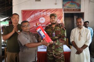 রাঙামাটিতে অগ্নি নিরাপত্তা জোরদারে সেনাবাহিনীর উদ্যোগ, ব্যবসায়ীদের মাঝে ২০টি অগ্নিনির্বাপক যন্ত্র বিতরণ