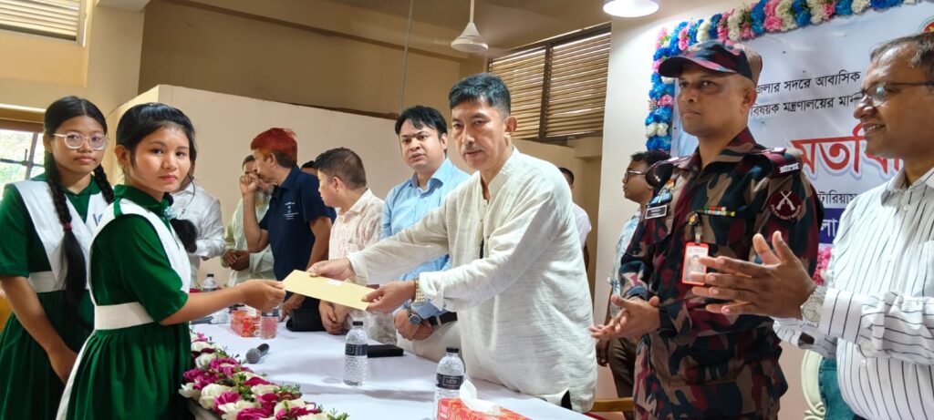 টাকার অভাবে এসএসসি পরীক্ষা অনিশ্চিত, ইশিকা চাকমার পাশে দাঁড়িয়ে দৃষ্টান্ত পার্বত্যমন্ত্রীর