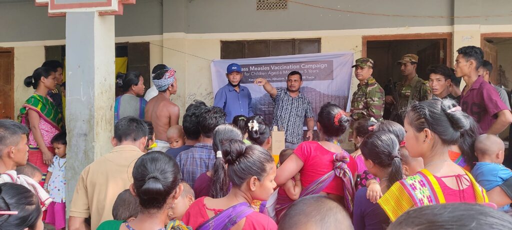 দুর্গম কুরুকপাতায় টিকাদান ও চিকিৎসা কার্যক্রমে নিরাপত্তা দিয়ে মানবিক দৃষ্টান্ত সেনাবাহিনীর