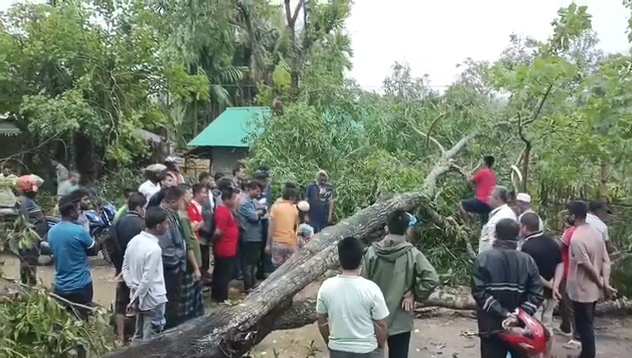 বৃষ্টি বলয় ‘ঝুমুল’-এর প্রভাবে খাগড়াছড়িতে টানা বর্ষণ, সড়কে বিঘ্ন ও পাহাড় ধসের শঙ্কা
