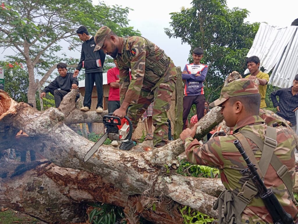 সেনাবাহিনীর তৎপরতায় স্বাভাবিক হলো সাজেকের সাথে সড়ক যোগাযোগ