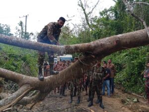 সেনাবাহিনীর তৎপরতায় স্বাভাবিক হলো সাজেকের সাথে সড়ক যোগাযোগ