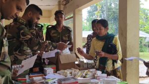 ঝড়-বৃষ্টি উপেক্ষা করে দুর্গম পাহাড়ে সেনাবাহিনীর মহালছড়ি জোনের চিকিৎসা সেবা