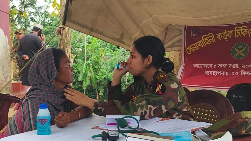 ঝড়-বৃষ্টি উপেক্ষা করে দুর্গম পাহাড়ে সেনাবাহিনীর মহালছড়ি জোনের চিকিৎসা সেবা