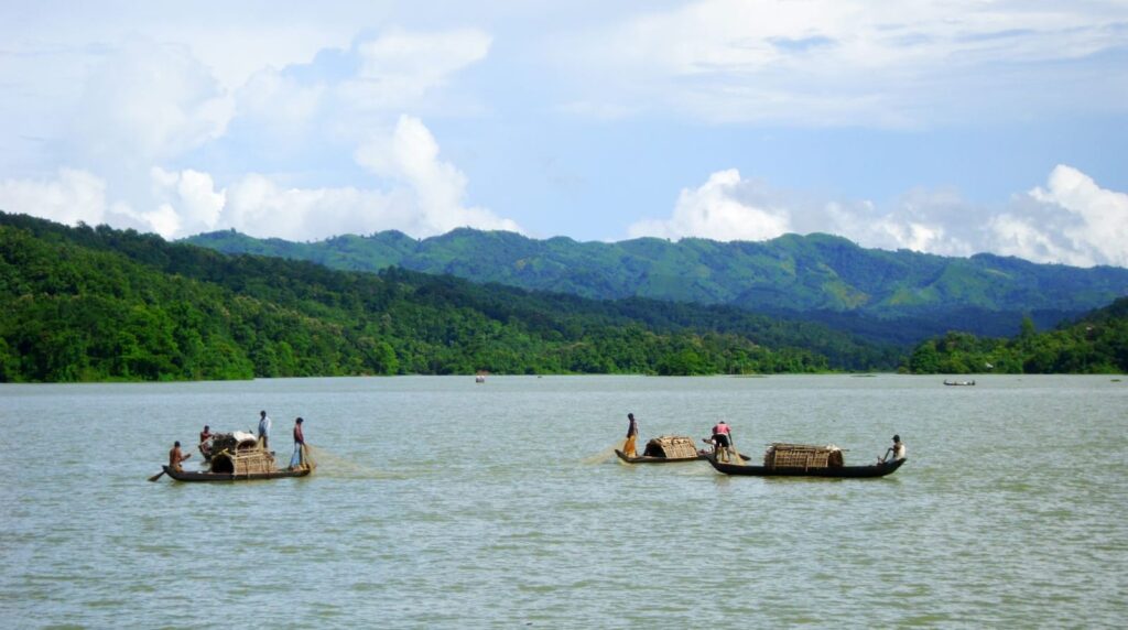 কাপ্তাই হ্রদের মাছ আহরণে নতুন রেকর্ড, বিএফডিসির রাজস্ব আয় সর্বোচ্চ পর্যায়ে