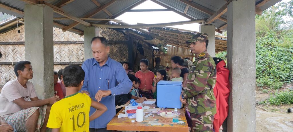 দুর্গম পাহাড়ে মানবিকতার আলো ছড়াচ্ছে সেনাবাহিনী: আলীকদমে পৌঁছে যাচ্ছে হাম-রুবেলা টিকা