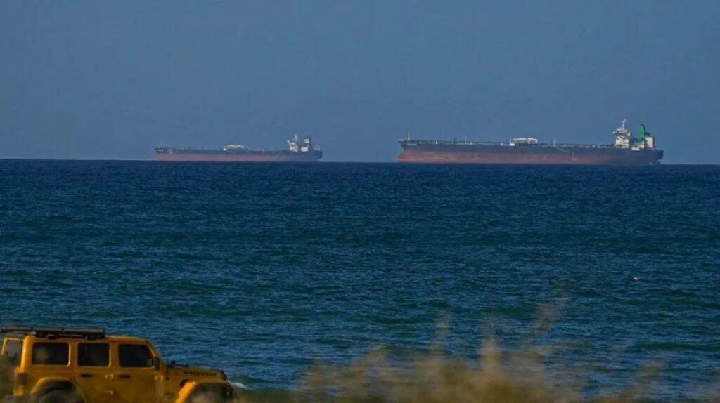 কঠোর অবস্থানে তেহরান: হরমুজ প্রণালি এসে ফিরে গেল ‘ভারতগামী’ ১০টি জাহাজ