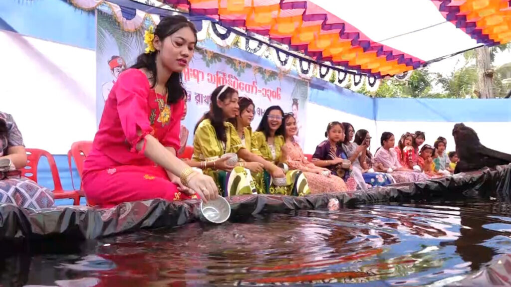 বর্ণাঢ্য আয়োজনে কক্সবাজারে শুরু হয়েছে রাখাইনদের জলকেলি উৎসব