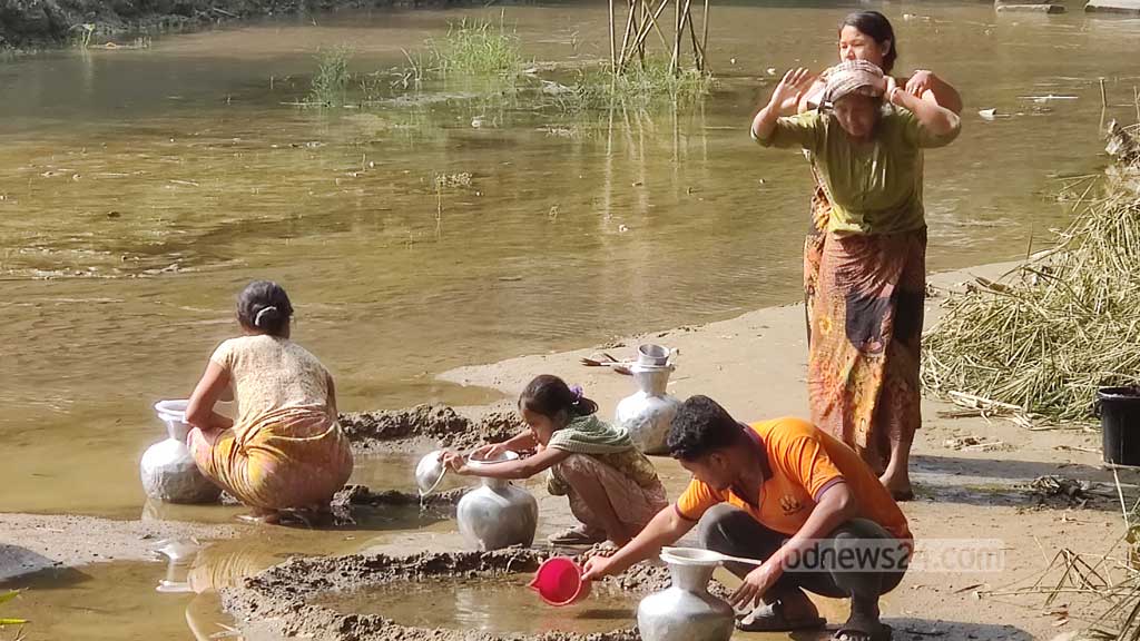 বান্দরবান সদরেই পানির জন্য হাহাকার, অস্বাস্থ্যকর ছোট্ট ‘কুয়া’ই ভরসা