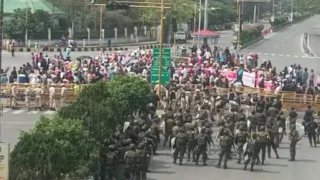 বিক্ষোভে উত্তাল ভারতের মণিপুর, পুলিশের সাথে সংঘর্ষে আহত ৩০