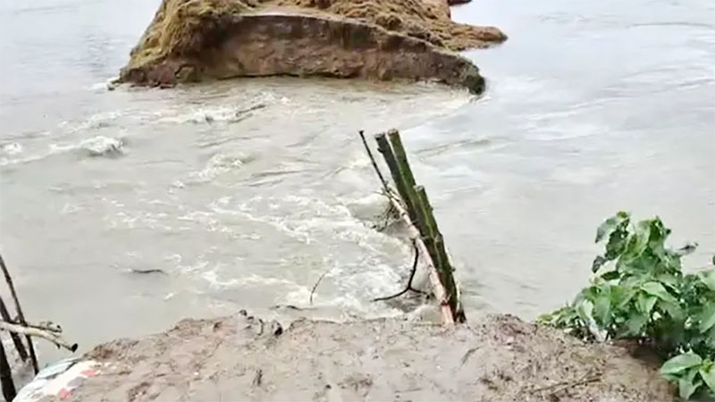 সুনামগঞ্জে পাহাড়ি ঢলে বাঁধ ভেঙে পানি ঢুকছে এরনবিল হাওরে