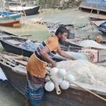 দুই মাস পর মধ্যরাতে নদীতে নামতে প্রস্তুত জেলেরা