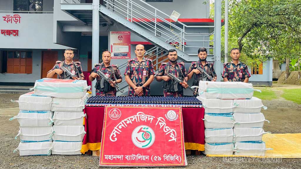 সোনামসজিদ স্থলবন্দরে ভারতীয় ট্রাক থেকে ৫ হাজার ৯৩৫ বোতল নেশাজাতীয় সিরাপ জব্দ