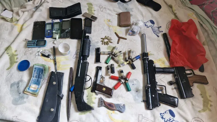 চট্টগ্রামে গোয়েন্দা পুলিশের অভিযানে অত্যাধুনিক অস্ত্রসহ ‘শীর্ষ সন্ত্রাসী’ মনা গ্রেপ্তার