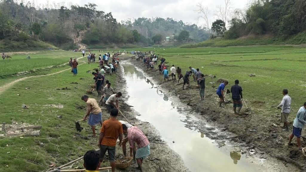 কাপ্তাই হ্রদের ৮ কিলোমিটার এলাকা জুড়ে খাল খনন শুরু, অংশ নিচ্ছেন ৬০০ গ্রামবাসী