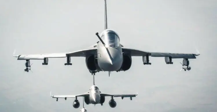 ভারতের পুনে বিমানবন্দরে আছড়ে পড়লো যুদ্ধবিমান, বাতিল বহু ফ্লাইট