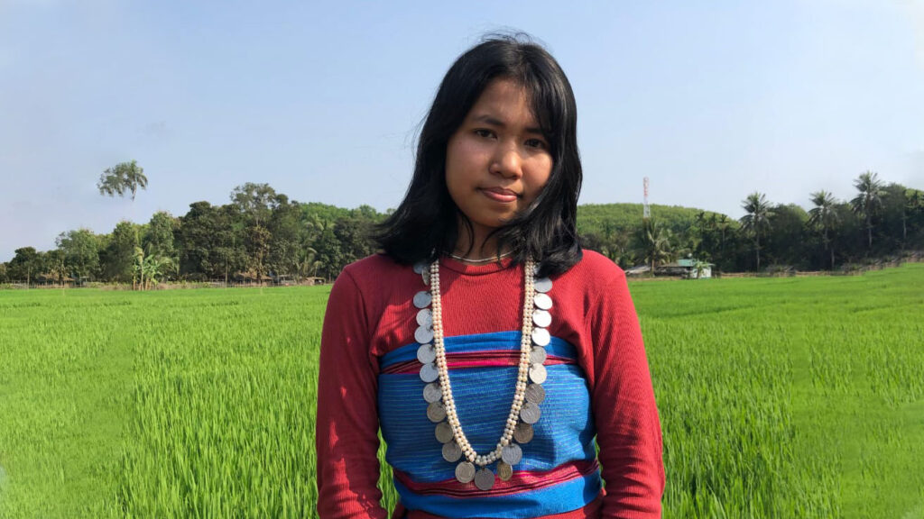 দুর্গম পাহাড় পেরিয়ে রাবিতে চাক সম্প্রদায়ের প্রথম নারী শিক্ষার্থী লাছাইনু, অর্থাভাবে অনিশ্চয়তা