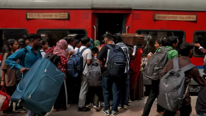 ভারতে জ্বালানি সংকটে কোভিডকালের মতো শহর ছাড়ছে হাজারো শ্রমিক