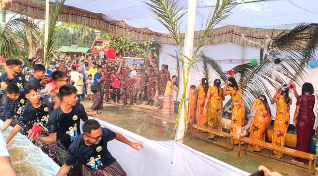 মৈত্রী পানি বর্ষণ আর সাংস্কৃতিক আনিজেকে ‘উপজাতি’ হিসেবে পরিচয় দিলেন পার্বত্য মন্ত্রী দীপেন দেওয়ানয়োজনে বান্দরবানে সাংগ্রাই উৎসবে মাতোয়ারা মারমা সম্প্রদায়