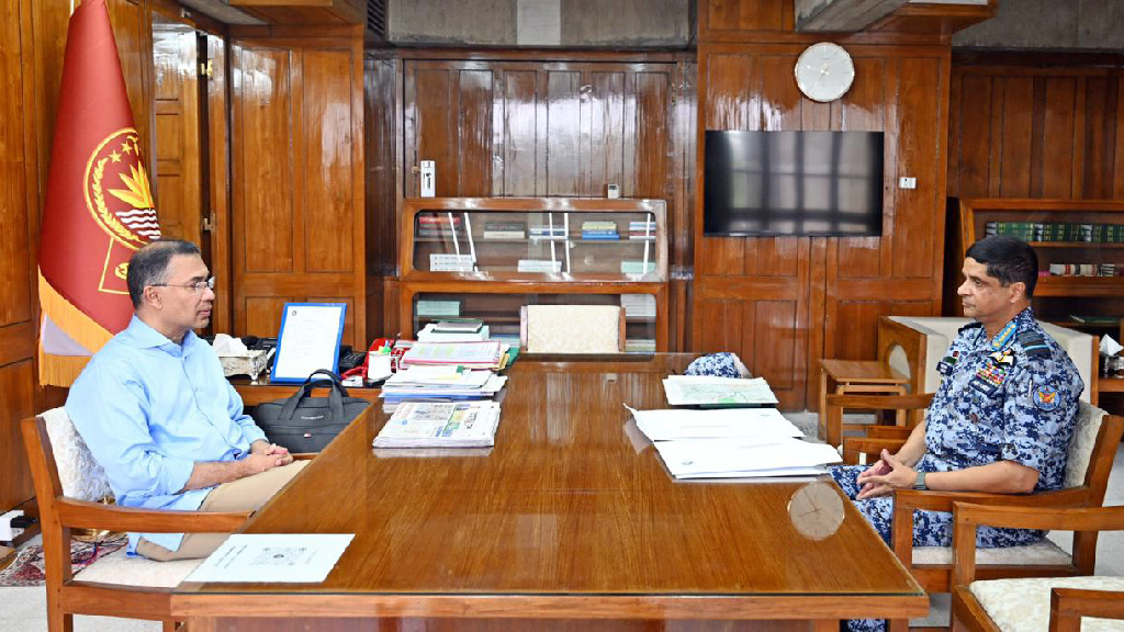 প্রধানমন্ত্রীর সঙ্গে বিমানবাহিনী প্রধানের সৌজন্য সাক্ষাৎ