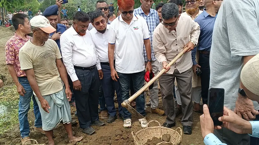 রাঙামাটিতে দ্বিতীয় দফায় খাল খনন কর্মসূচির উদ্বোধন করলেন পার্বত্যমন্ত্রী