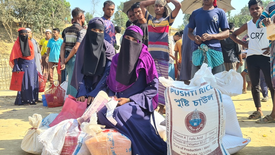 রোহিঙ্গাদের খাদ্য সহায়তায় নতুন নীতিমালা: কমছে সহায়তা, বাড়ছে সংকট