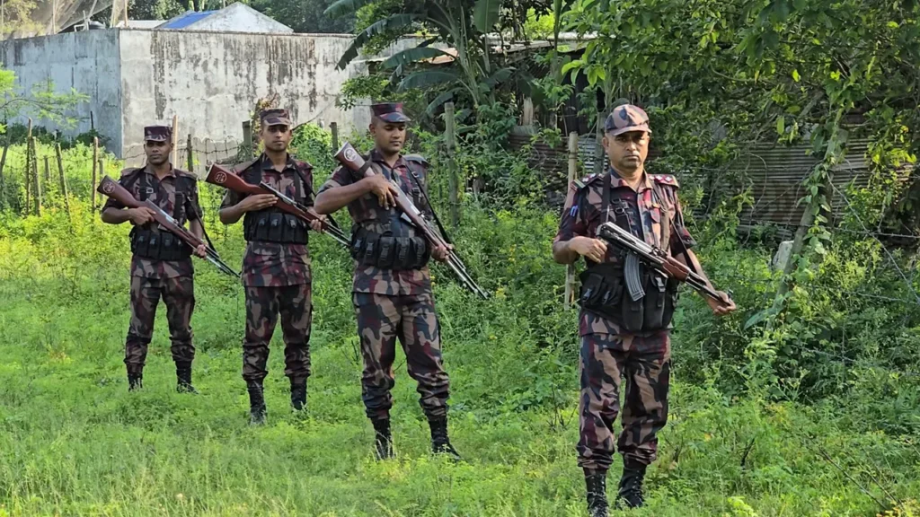 হিলি সীমান্তে অনুপ্রবেশ রোধে কঠোর অবস্থানে বিজিবি