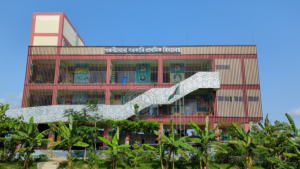 শিল্পগ্যালারির প্রতিচ্ছবি খঞ্জনীঘোনা সরকারি প্রাথমিক বিদ্যালয়, ভেতরে ঢুকলে মন চায় না বের হতে