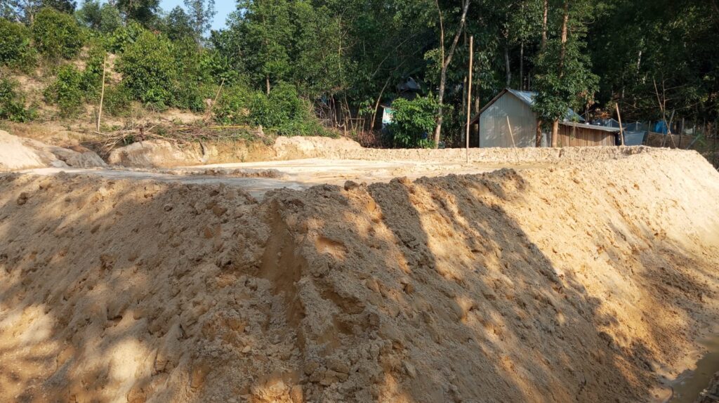 রামগড়ে অবৈধভাবে বালু উত্তোলনের সময় অভিযান, গ্রামবাসী ও প্রশাসনের সংঘর্ঘে আহত ১০