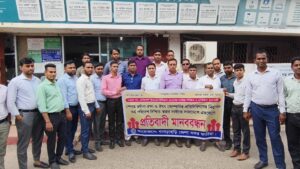 পেশাগত মর্যাদা ও নিরাপদ কর্মপরিবেশের দাবিতে খাগড়াছড়িতে মেডিকেল রিপ্রেজেন্টেটিভদের মানববন্ধন